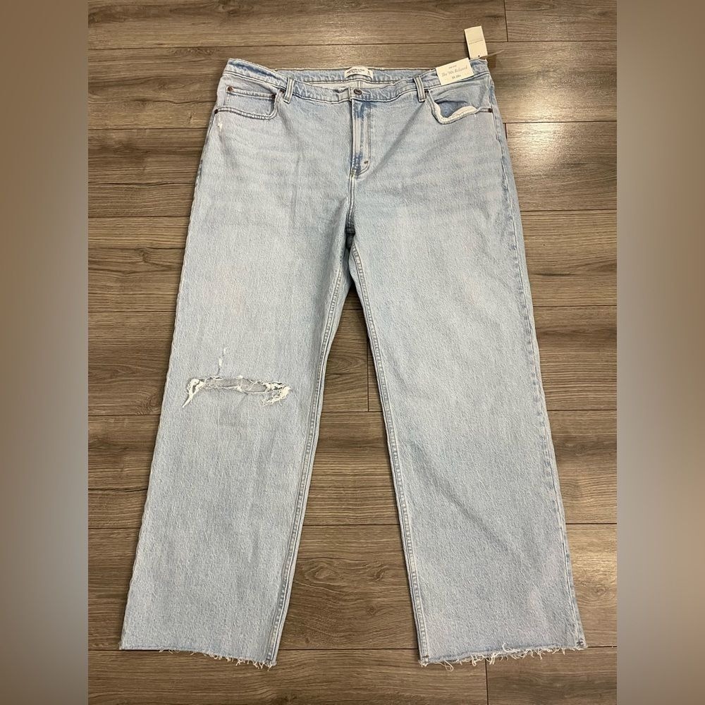 Abercrombie & Fitch 90's Relaxed High Rise Light Wash Destroyed Knee Size 35/20R